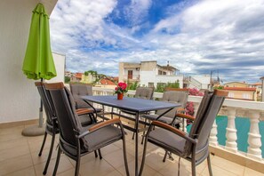 Outdoor dining - Apartment in Tribunj near Sandy Beach (Tribunj)