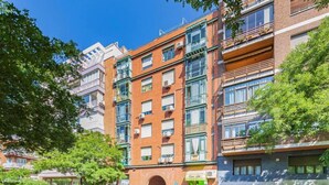 A multi-story building with a central entrance, large windows, and balconies. - Apartment near Sea Beach Walk to Center (Valencia)