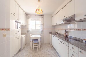 Fridge, microwave, stovetop, dishwasher