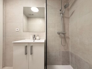 Séchoir à cheveux, serviettes fournies, savon, papier de toilette