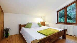 4 bedrooms, iron/ironing board, free WiFi, bed sheets
