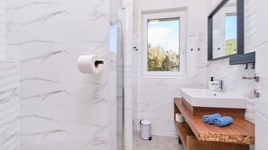 Douche, sèche-cheveux, serviettes fournies