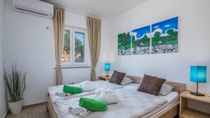 4 bedrooms, iron/ironing board, free WiFi, bed sheets
