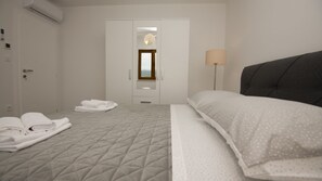 5 bedrooms, iron/ironing board, free WiFi, bed sheets