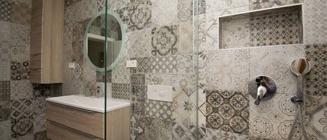 Dusj, hårføner og håndklær