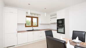 Een koelkast, een microgolfoven, een oven, een vaatwasser