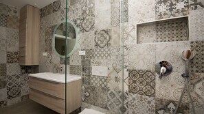 Douche, séchoir à cheveux, serviettes fournies