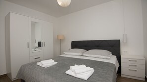 5 bedrooms, iron/ironing board, free WiFi, bed sheets