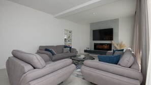 Televisión y chimenea 