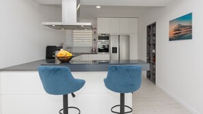 Cafetera y tetera, refrigerador, microondas y horno 