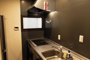Geladeira, micro-ondas, cooktop, chaleira elétrica