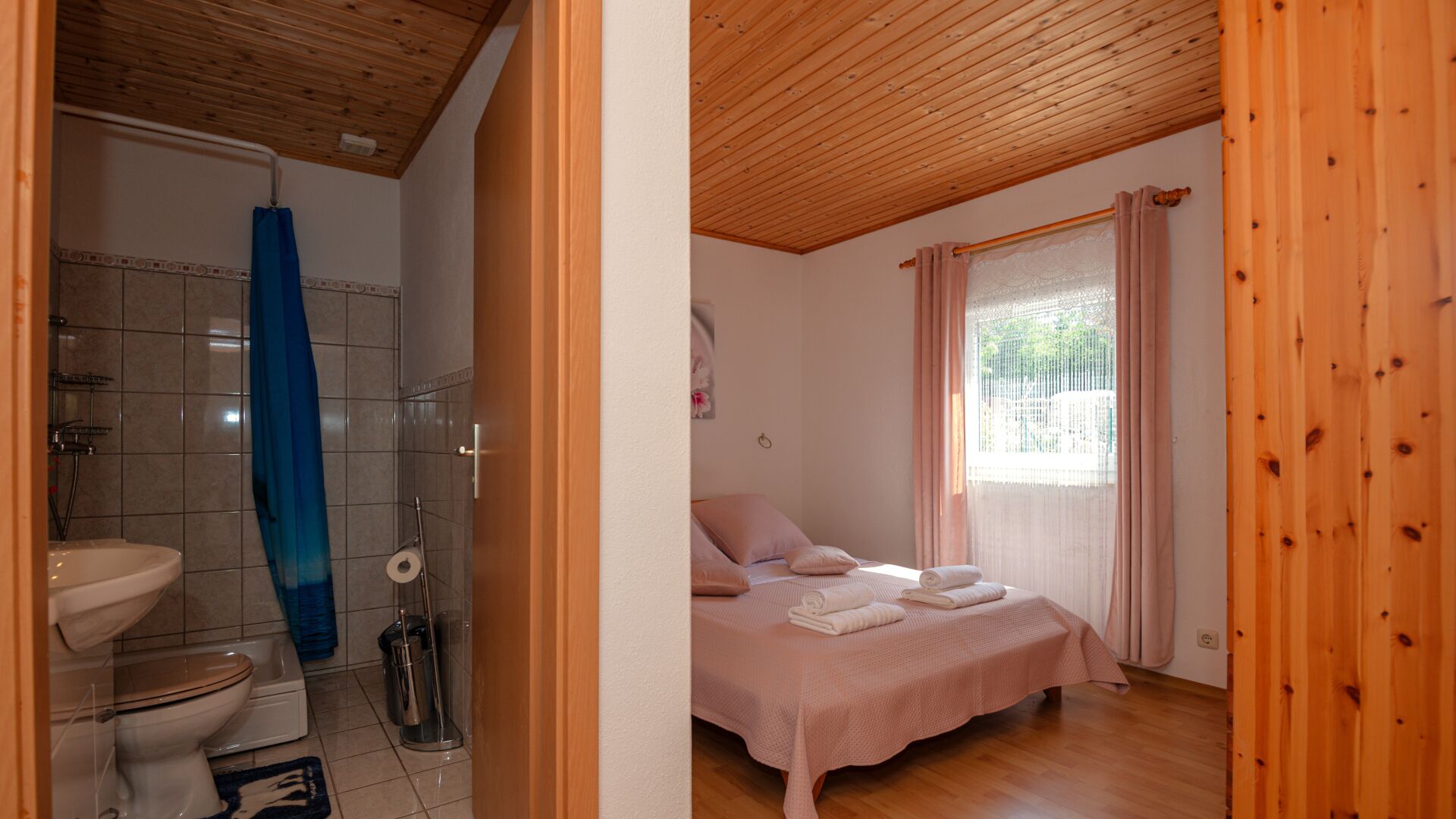 Douche, sèche-cheveux, serviettes fournies