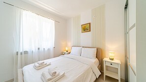 5 bedrooms, iron/ironing board, free WiFi, bed sheets