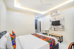 Economy vierpersoonskamer, uitzicht op de stad | Badkamer | Een douche, handdoeken, zeep