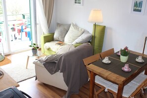 Apartment, 2 Bedrooms, Smoking, Balcony | Living room