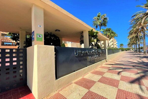 A building entrance with a sign reading "Unbanzeria Centro de Vacaciones."
