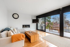 TV - Meticulously Upgraded Home with Valley Views (Lenah Valley)