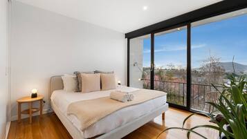 3 bedrooms, desk, iron/ironing board, WiFi