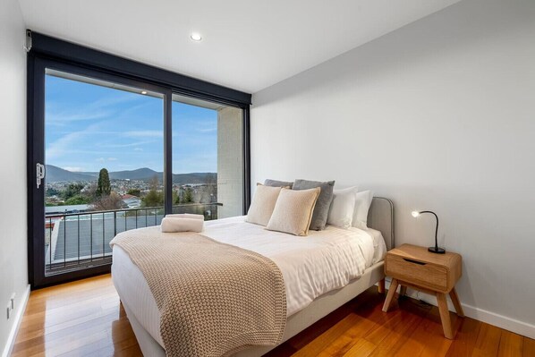 3 bedrooms, desk, iron/ironing board, WiFi - Meticulously Upgraded Home with Valley Views (Lenah Valley)