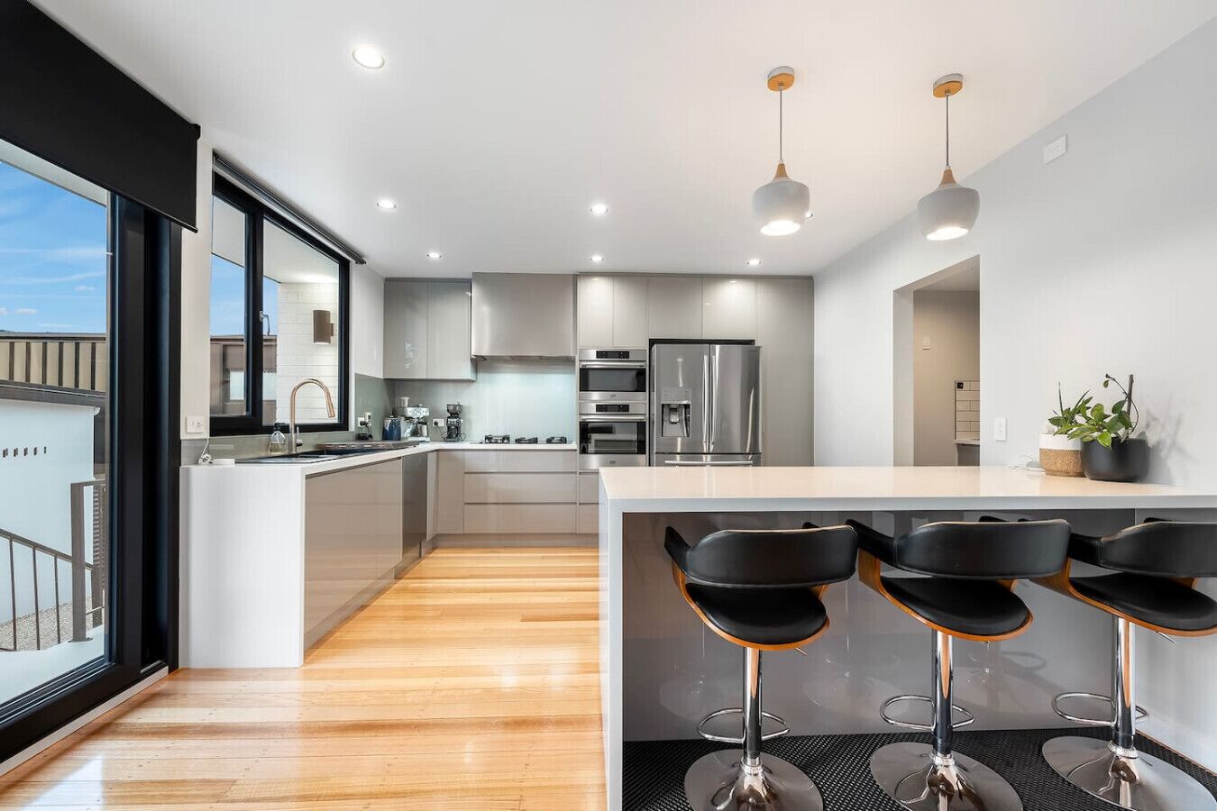 Mikroaaltouuni, astianpesukone, kahvin-/teenkeitin