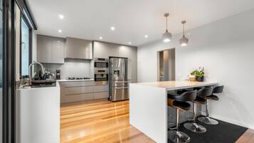 Mikrowelle, Geschirrspüler, Wasserkocher mit Kaffee-/Teezubehör