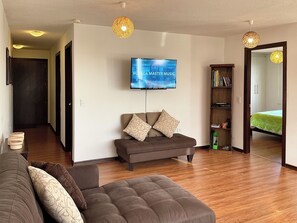 Smart TV - Bright Cosy Suite in La Floresta | City Views, Fast Wi-Fi, Near Swissôtel (Quito)