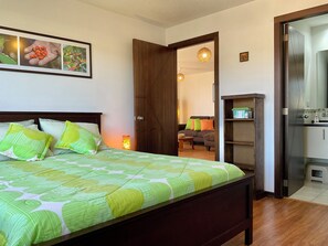 1 bedroom, iron/ironing board, free WiFi, bed sheets - Bright Cosy Suite in La Floresta | City Views, Fast Wi-Fi, Near Swissôtel (Quito)