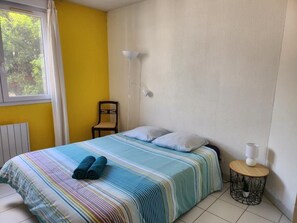 2 bedrooms, travel cot, free WiFi, bed sheets