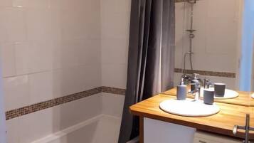 Een douche, een haardroger, handdoeken