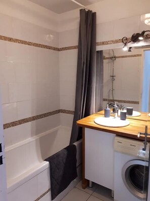 Douche, séchoir à cheveux, serviettes fournies