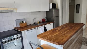 Een koelkast, een microgolfoven, een oven, een kookplaat