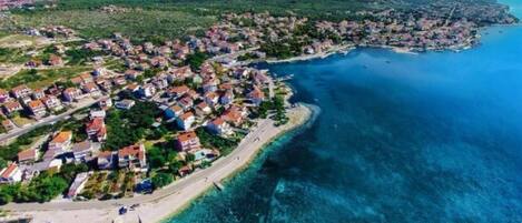 بالقرب من الشاطئ