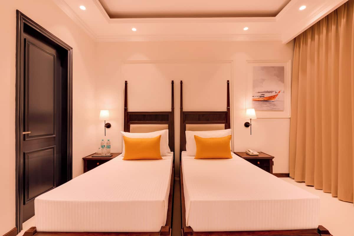Superior Twin Room | Desk, laptop workspace, bed sheets, wheelchair access