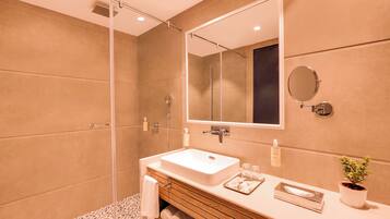 Deluxe Double Room | Bathroom | Shower