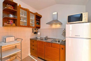 Réfrigérateur, micro-ondes, plaque de cuisson, cafetière/bouilloire