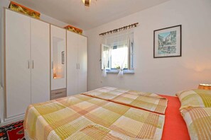 2 bedrooms, iron/ironing board, free WiFi
