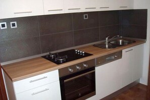 Kühlschrank, Mikrowelle, Ofen, Geschirrspüler