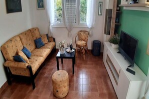 Smart TV - Three bedroom house with terrace (Pašman)