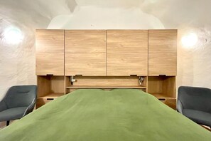 2 quartos, ferros/tábuas de passar roupa, berço de viagem