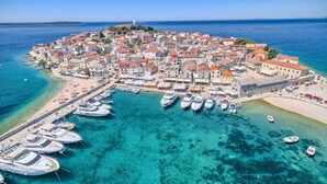 A coastal town with a marina, historic buildings, and clear blue waters. - Beautiful apartment near Rtić beach (Primošten)