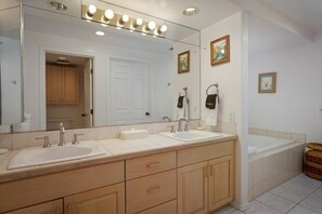 SĂšche-cheveux, serviettes fournies, savon, shampoing