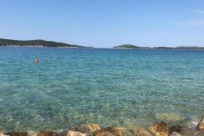 På stranden