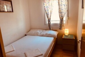2 bedrooms, iron/ironing board, internet