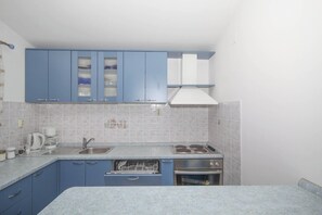 Kylskåp, ugn, spishäll och diskmaskin