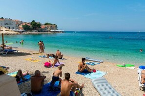 Una playa cerca