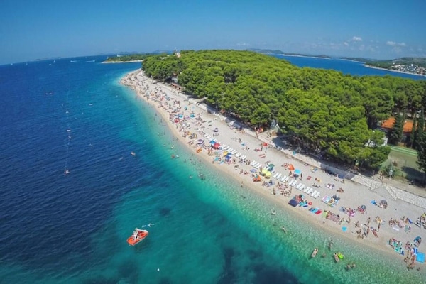 Una spiaggia nelle vicinanze