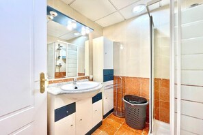 Shower, bidet - Romantic apartment with private terrace (La Envía)