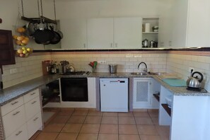 Ofen, Herdplatte, Wasserkocher mit Kaffee-/Teezubehör, Toaster