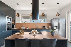 Kühlschrank, Mikrowelle, Ofen, Herdplatte