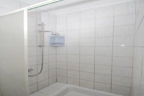 Shower, hair dryer - Two bedroom apartment in Jezera (Jezera)